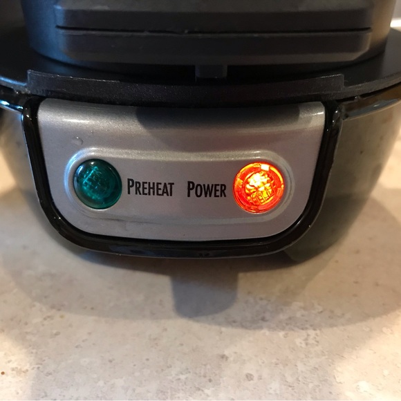 Hamilton Beach Breakfast Sandwich Maker - Picture 8 of 9